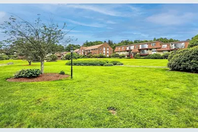 28 Williamsburg Ct #2, Shrewsbury, MA 01545 - Photo 2