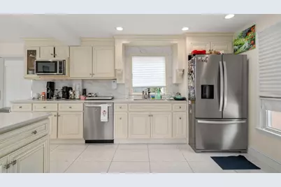 27 Hamilton Pl, Needham, MA 02494 - Photo 10