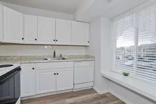 286 Nassau Dr, Springfield, MA 01129 - Photo 2