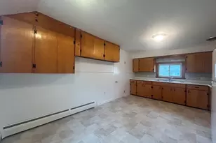 17 Lincoln St, Greenfield, MA 01301 - Photo 2