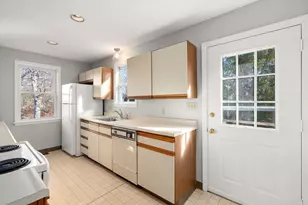 36 Irving St, Salem, MA 01970 - Photo 4