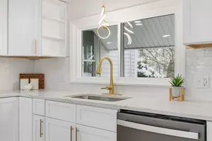 48 Pleasant St, Westfield, MA 01085 - Photo 4