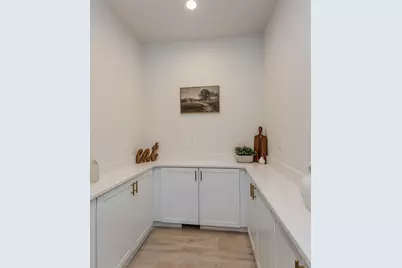 104 Lincoln St, Holyoke, MA 01040 - Photo 6