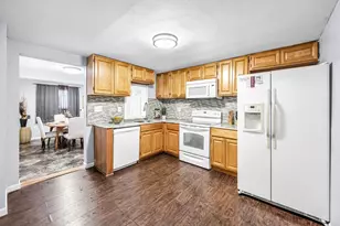 63 Lawton St, Springfield, MA 01109 - Photo 8