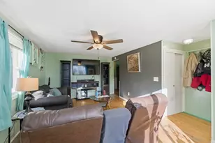 60 Hawthorn St, Chicopee, MA 01020 - Photo 8