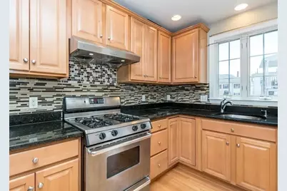 30 Russell St #5, Waltham, MA 02453 - Photo 4