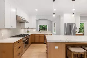 12 Pleasant St, Burlington, MA 01803 - Photo 10