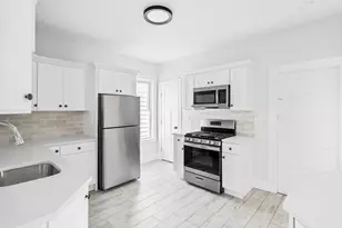 33 Harbor View St, Boston, MA 02125 - Photo 2