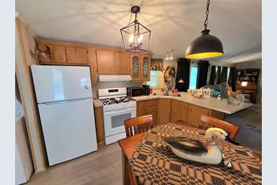 72 Holiday Cir, Chicopee, MA 01020 - Photo 6