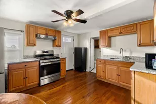 28 Liberty St, Lowell, MA 01851 - Photo 4