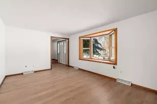 25 Laurelwood Ln, Springfield, MA 01128 - Photo 2