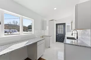 37 Sun Valley Rd, Holyoke, MA 01040 - Photo 10