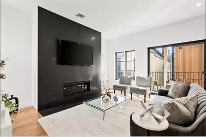160 W 7th St #4, Boston, MA 02127 - Photo 2