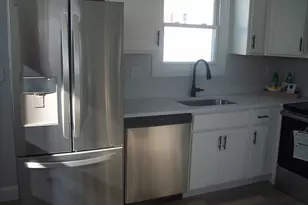 33 Hodges Ave, Somerset, MA 02725 - Photo 2