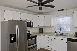 60 Chapin St, Holyoke, MA 01040 - Photo 2