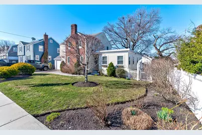 865 E Squantum St, Quincy, MA 02171 - Photo 2