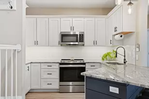 55 Bradford Commons Ln, Braintree, MA 02184 - Photo 2