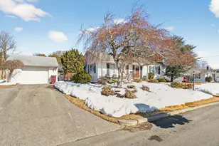 27 Meadow Ln, Acushnet, MA 02743 - Photo 2