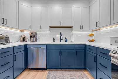 1721 Centre St #303, Boston, MA 02132 - Photo 4