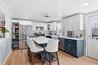 30 W Hill Road, Springfield, MA 01109 - Photo 6