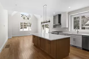 17 Courtyard Pl, Reading, MA 01867 - Photo 8