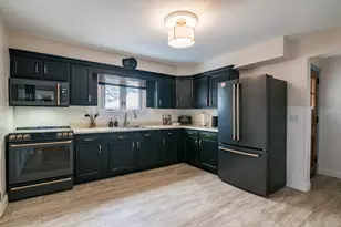 352 Pleasant St, Holyoke, MA 01040 - Photo 10