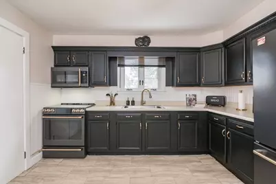 352 Pleasant St, Holyoke, MA 01040 - Photo 12