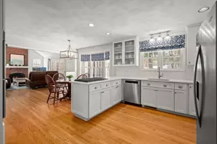 43 Ashley Pl, Reading, MA 01867 - Photo 4