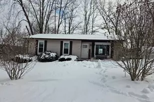 16 Evergreen Dr, Holyoke, MA 01040 - Photo 1