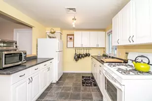 40 Roberts Dr, Bedford, MA 01730 - Photo 2