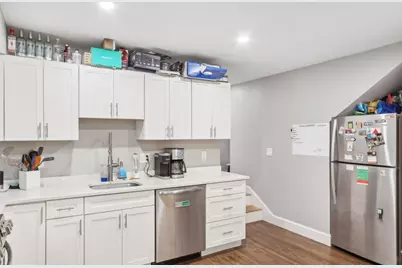 271 W 5th St, Boston, MA 02127 - Photo 6