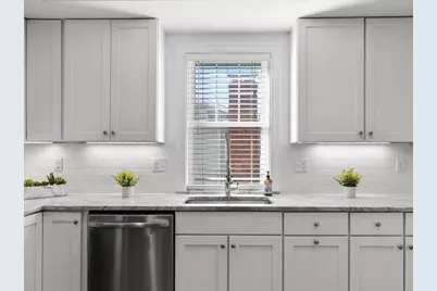 40 Catherine St #2, Boston, MA 02131 - Photo 4