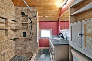 10 Hemlock Ct, Springfield, MA 01105 - Photo 2