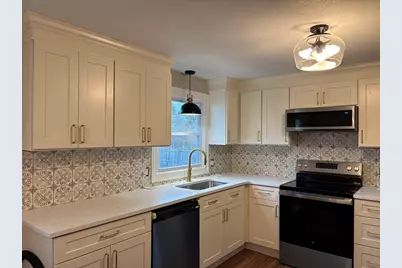 34 Flora St, Springfield, MA 01129 - Photo 2