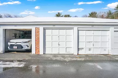 40 Halifax Ct #D, Springfield, MA 01108 - Photo 8