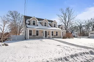 81 Longmeadow Dr, Lowell, MA 01852 - Photo 2