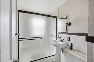 66 Thornton St, Springfield, MA 01104 - Photo 10