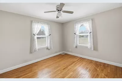 66 Thornton St, Springfield, MA 01104 - Photo 12