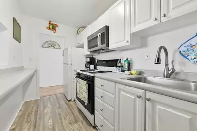 6 Whittier Pl #8P, Boston, MA 02114 - Photo 2