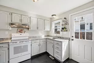 88 Agnes St, Springfield, MA 01118 - Photo 12