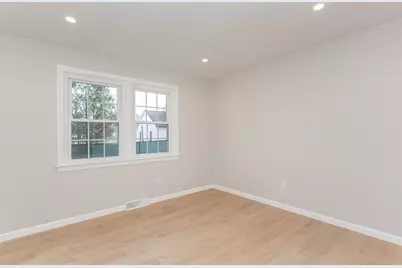 946 Thorndike St, New Bedford, MA 02745 - Photo 16