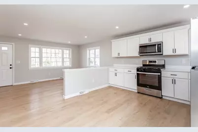 946 Thorndike St, New Bedford, MA 02745 - Photo 10