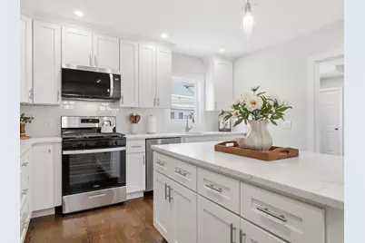 37 Stavely St, Lowell, MA 01852 - Photo 4