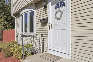 54 Yorktown Ct, Chicopee, MA 01020 - Photo 2