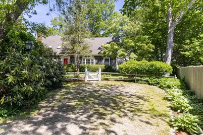 21 Woodlawn Ave, Tisbury, MA 02568 - Photo 2