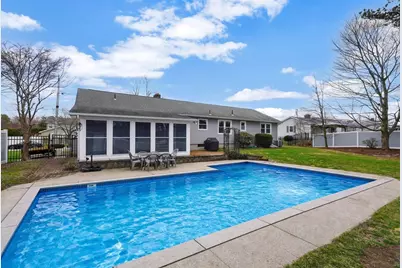 135 Nutmeg Cir, Chicopee, MA 01020 - Photo 4