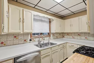 6 Cranshaw Pl, Lawrence, MA 01841 - Photo 18