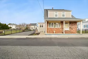 25 Winward St, Fall River, MA 02724 - Photo 2
