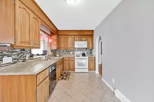 47 Ravenwood St, Springfield, MA 01129 - Photo 4