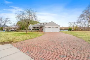 8 Crescent St, Tewksbury, MA 01876 - Photo 2